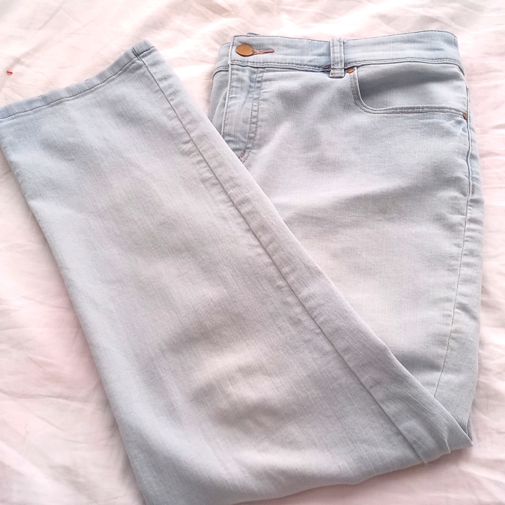 PLATINUM CHICO'S LIGHT WASH JEANS